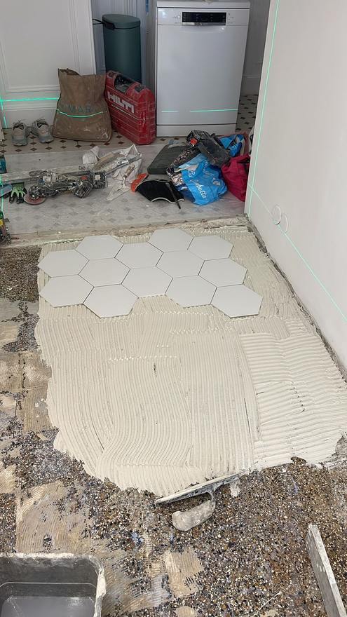 Debut de pose des tomettes hexagonales