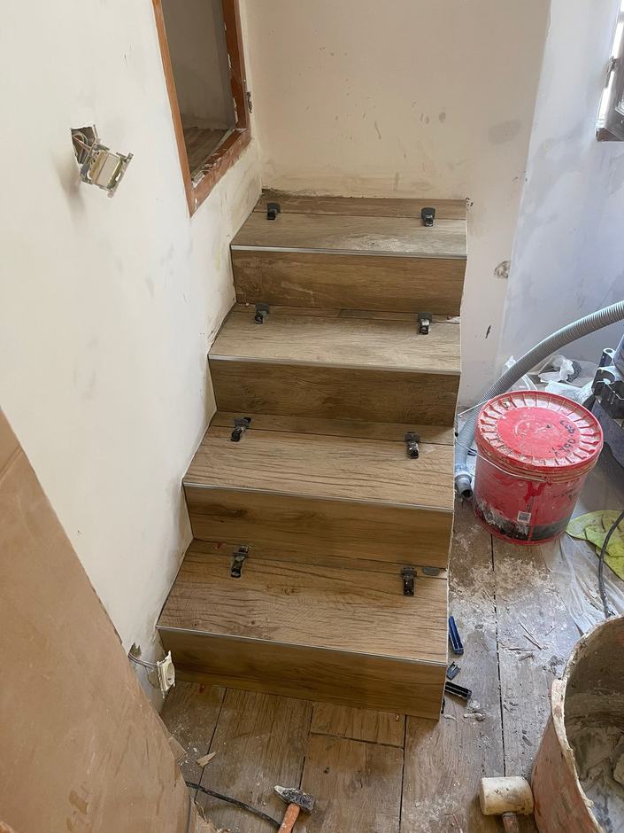 Escalier apres pose du carrelage imitation bois