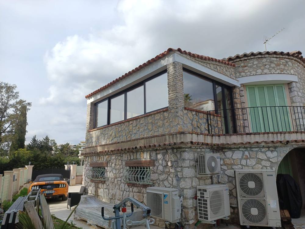 Extension vitree sur une villa en pierre